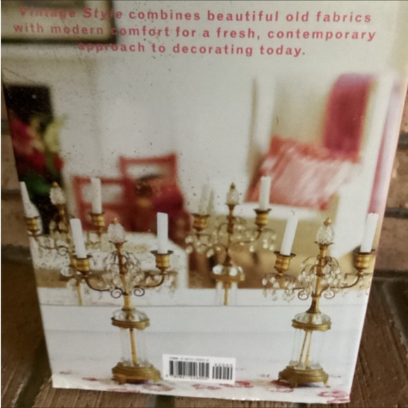 620. VINTAGE STYE DECORATING BOOK - Picture 2 of 2